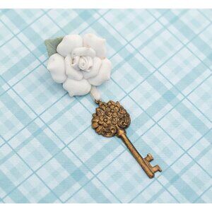 Vintage White Rose Garden Key Brooch - L24